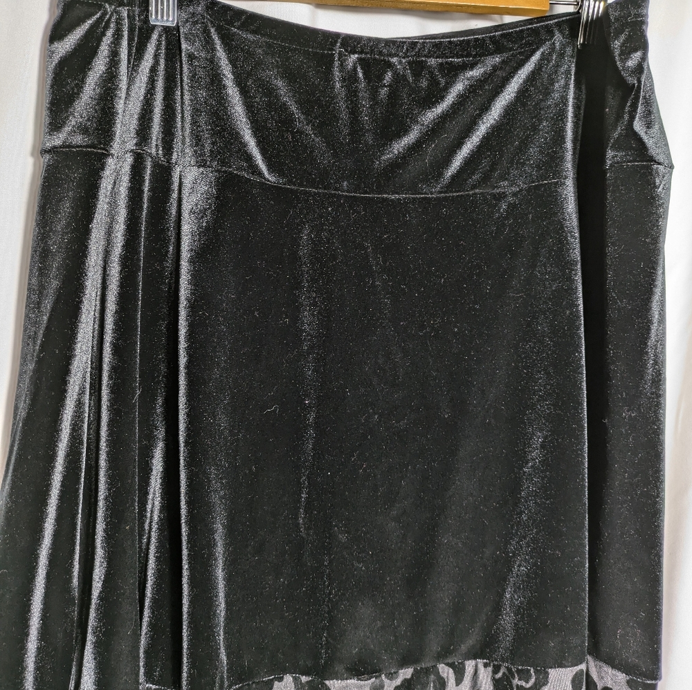Women's Apostrophe Stretch Black Velvetine Skirt Sheer Floral at Hem| Size 18-20 - Picture 3 of 8